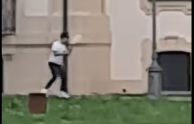 Qualcuno gioca a tennis contro il muro della storica Villa Alari