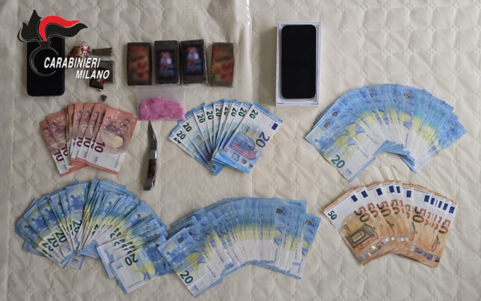 Spaccia anche ai minorenni, arrestato: sequestrati quattro etti di droga