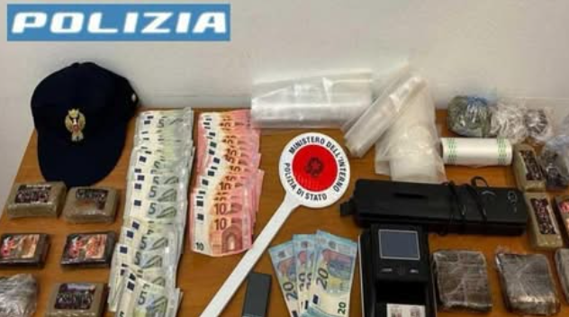 Arrestata cartomante spacciatrice: sequestrato un chilo e mezzo di droga
