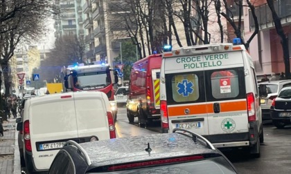 Incendio all’ottavo piano, ragazzo di 13 anni si rifugia sul balcone