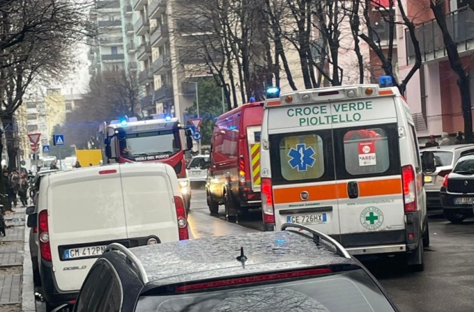Incendio all’ottavo piano, ragazzo di 13 anni si rifugia sul balcone