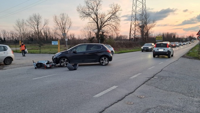Scontro tra auto e scooter: 58enne soccorso in codice rosso