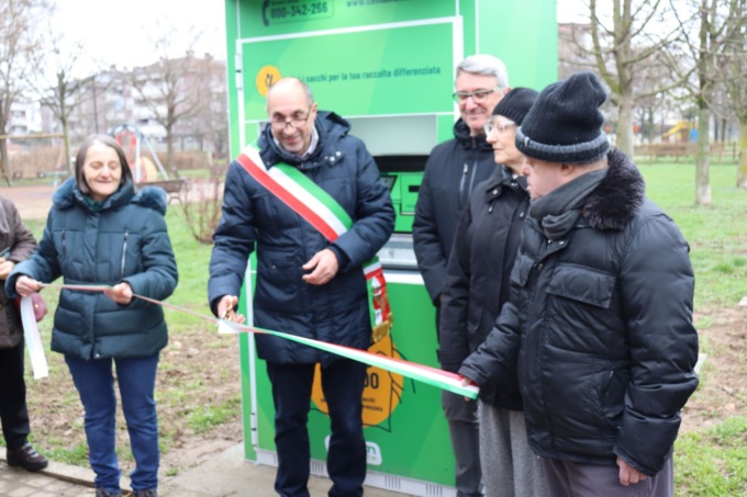 Taglio del nastro per il nuovo distributore di sacchi per la differenziata di Cem