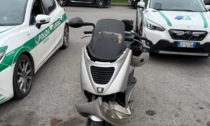 Adolescente su uno scooter rubato vede gli agenti, scappa a piedi e si nasconde nella boscaglia