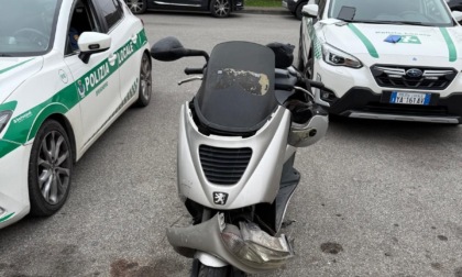 Adolescente su uno scooter rubato vede gli agenti, scappa a piedi e si nasconde nella boscaglia