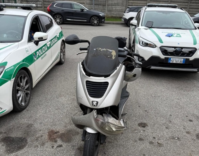 Adolescente su uno scooter rubato vede gli agenti, scappa a piedi e si nasconde nella boscaglia