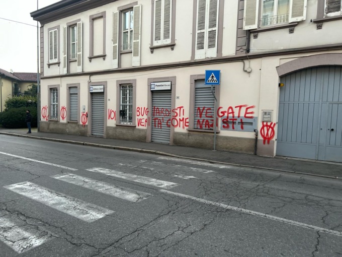 Sedi dei nostri giornali sotto attacco: raid no vax in CINQUE redazioni