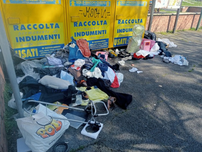 Scempio ai contenitori per la raccolta dei vestiti usati. Il sindaco: “Valuteremo se rimuoverli”