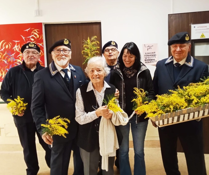 I marinai “approdano” in casa di riposo con un carico di mimose