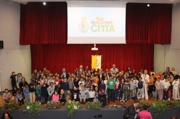 I bambini piantano prati fioriti per il compleanno di Pioltello