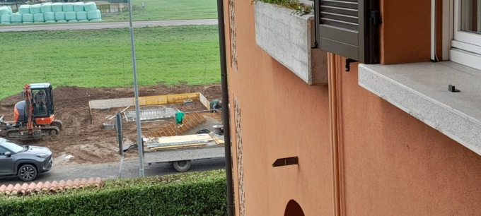 Antenna 5G davanti alle finestre di casa. Dal Comune: “Seguito le disposizioni del ministero”