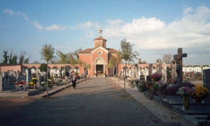 Ladri al cimitero rubano vasi di rame e in bronzo