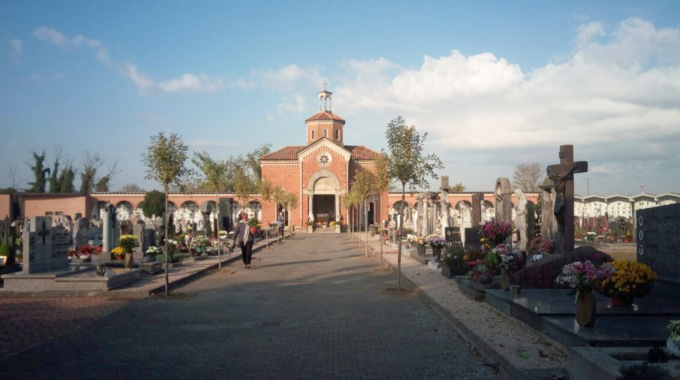 Ladri al cimitero rubano vasi di rame e in bronzo