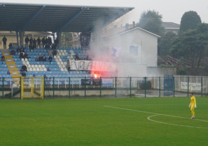 Lo striscione per Stefano Furlan esposto dagli ultras della Giana