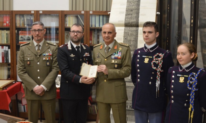 Restituito un libro settecentesco alla scuola militare Teuliè