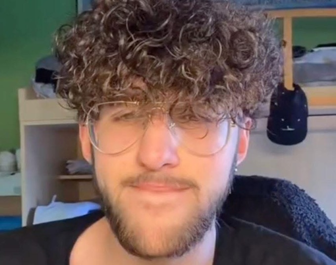 Tiktoker di 21 anni si toglie la vita: si indaga per istigazione al suicidio