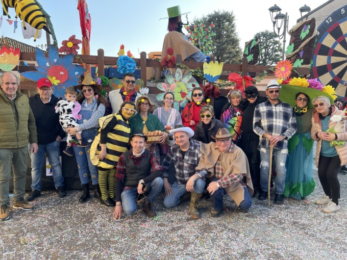 Il Carnevale di una volta anima Liscate: un corteo colorato ha sfilato seguendo il carro per le vie del paese