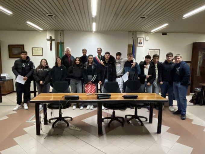 Un regalo per i cittadini del domani: la Costituzione tra le mani dei neo maggiorenni di Melzo