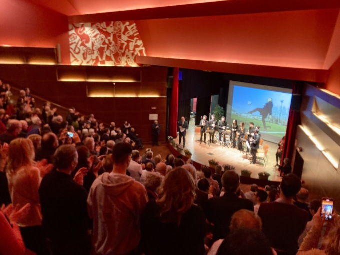 La città celebra i suoi eroi: toccante cerimonia del Gelso d’Oro