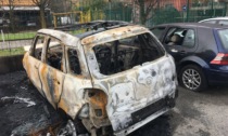 Rischia di morire carbonizzato per l'incendio dell'auto