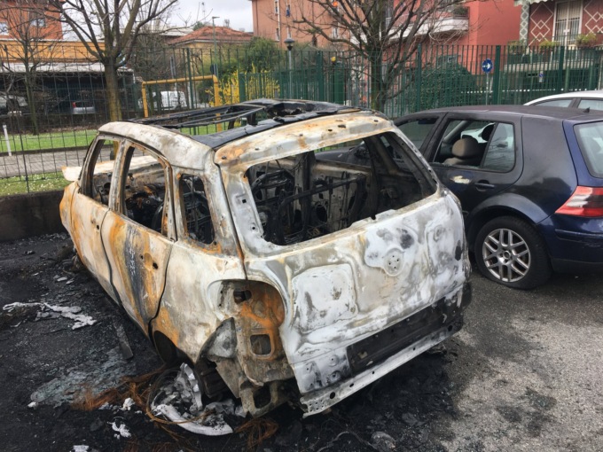 Rischia di morire carbonizzato per l’incendio dell’auto