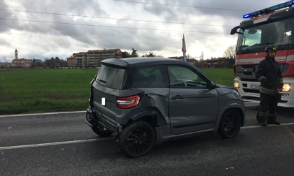 Incidente tra furgone e microcar: ferite due ragazze di 17 e 18 anni