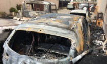 Incendio in officina: tre veicoli distrutti dalle fiamme