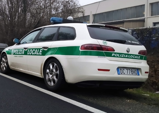 Extracomunitario irregolare e con precedenti denunciato a Segrate: dormiva in un’auto abbandonata