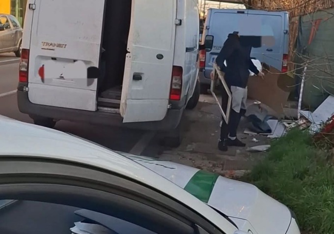 Beccato “in diretta” mentre butta dei rifiuti: sanzione e obbligo a rimuovere la discarica