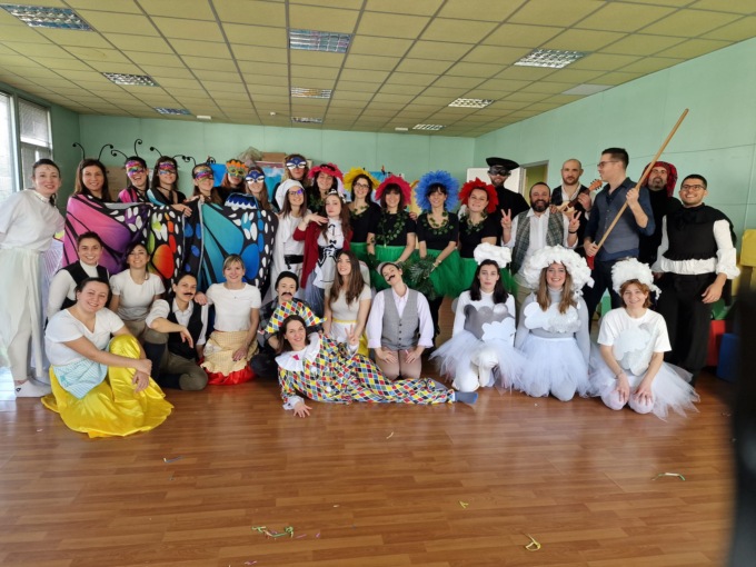 Alla scuola dell’infanzia di Cernusco sul Naviglio recita di Carnevale dei genitori