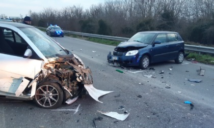 Frontale tra due auto sulla Sp121: arrivano ambulanze ed elisoccorso