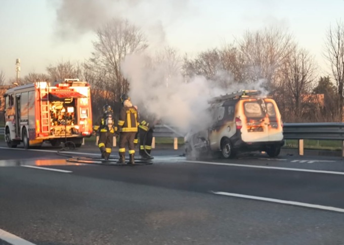 Auto incendiata lungo la A35 a Cassano d’Adda