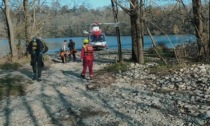 Sommozzatori, Carabinieri e ambulanza nell'Adda:  avvistata un'auto nel fiume, ma era lì da anni