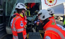 Bus contro un Tir in autostrada: all'interno una scolaresca in gita. Gravissimo il conducente