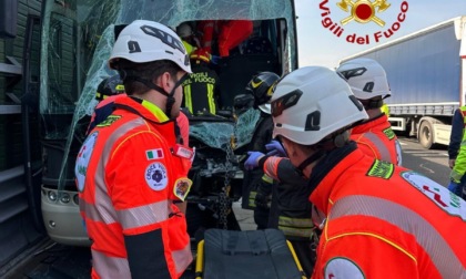 Bus contro un Tir in autostrada: all'interno una scolaresca in gita. Gravissimo il conducente