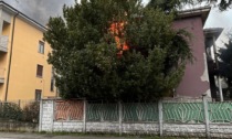 A fuoco una villetta, dispiegamento di forze a Pioltello