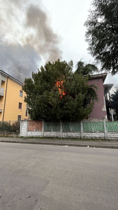 A fuoco una villetta, dispiegamento di forze a Pioltello