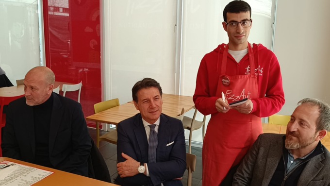Il leader del Movimento 5 stelle Giuseppe Conte porta la sua solidarietà ai ragazzi di PizzAut
