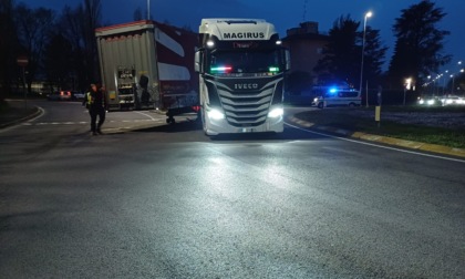 Camion perde il rimorchio in rotonda, paura in zona industriale