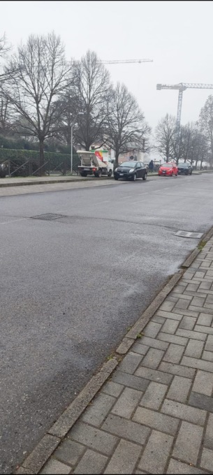 “Ma è normale che il furgoncino di raccolta dei rifiuti viaggi sul marciapiede?”