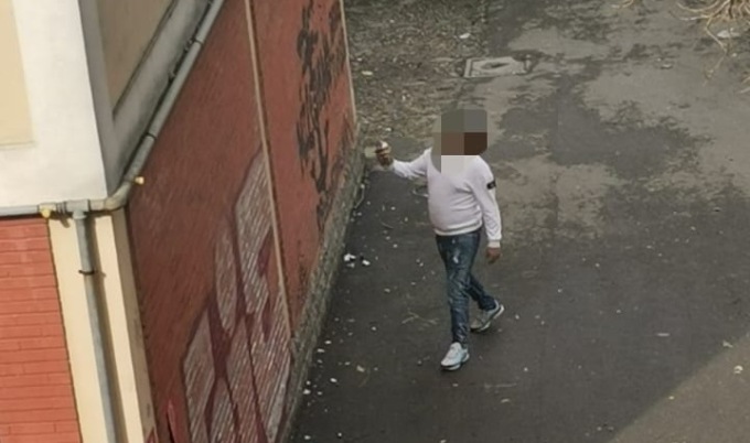 Graffiti sui muri dei palazzi: beccato e denunciato grazie alle foto dai balconi di casa