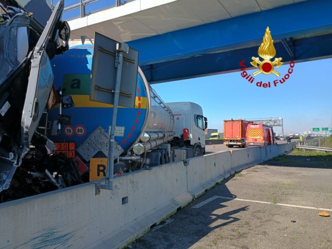 Tamponamento a catena tra quattro mezzi pesanti in autostrada
