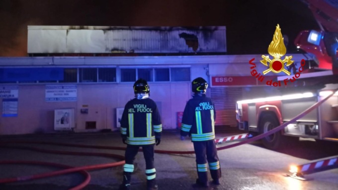 Incendio al mercato ortofrutticolo: pompieri impegnati per tutta la notte