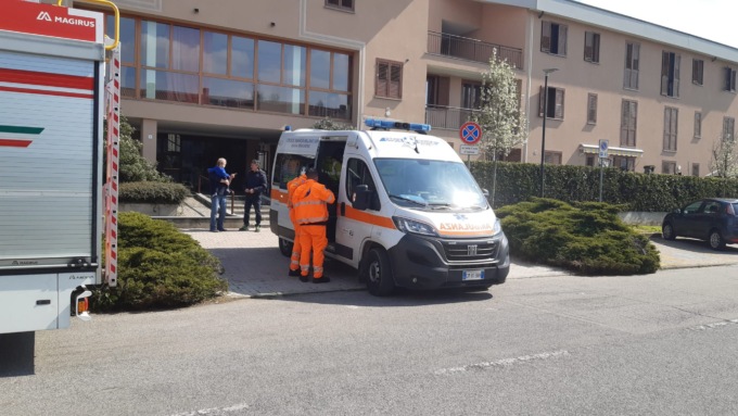 Non ce l’ha fatta l’operaio 30enne travolto dal contrappeso di un ascensore