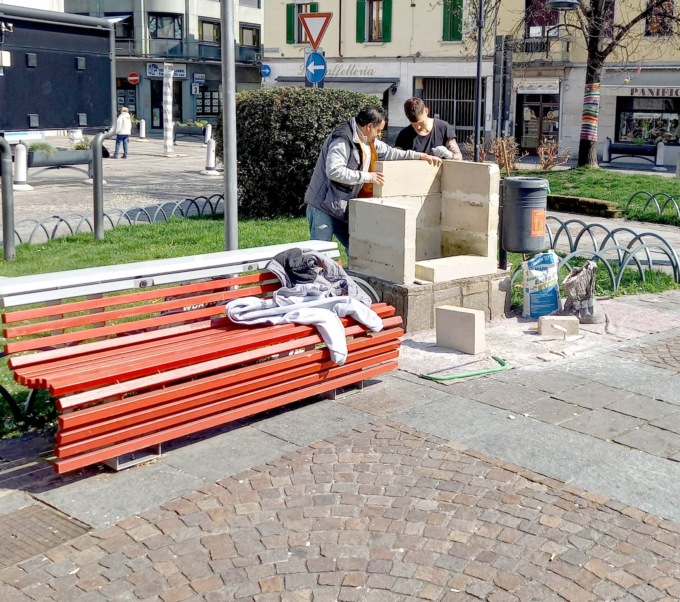 Stop ai vandali in centro: la cabina elettrica è stata rifatta… in cemento