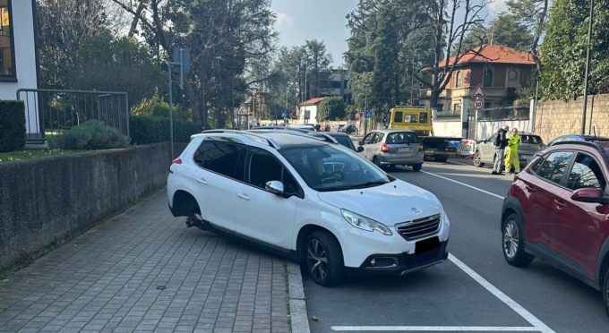 Sbanda e colpisce due auto in sosta: una perde una ruota e finisce sul marciapiede