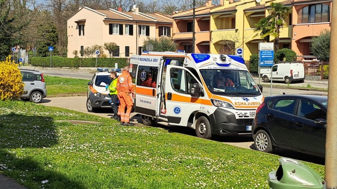 Si sente male al bar, intervengono automedica e ambulanza