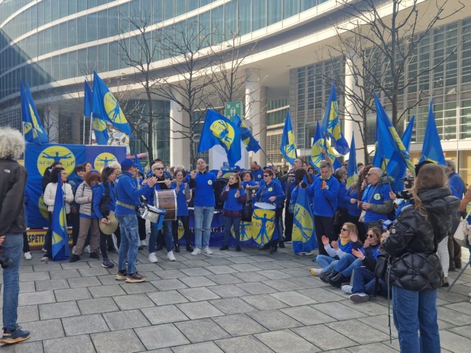Assemblea-presidio sotto Palazzo Lombardia degli infermieri e dei professionisti sanitari