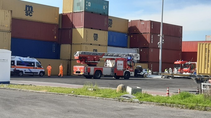 Incendio in un container e rischio esplosione: 4 mezzi dei pompieri in azione