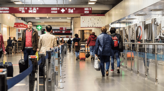 Ladri “pendolari” di portafogli arrestati in aeroporto: in manette anche una madre con la figlia